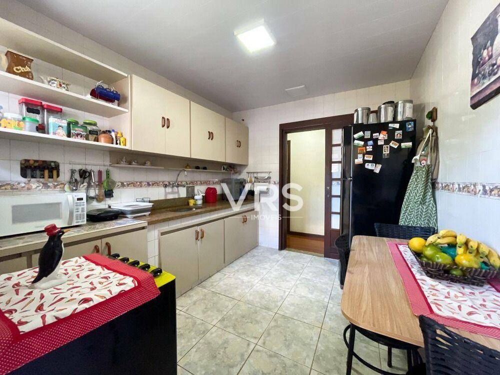 Casa à venda com 4 quartos, 315m² - Foto 2