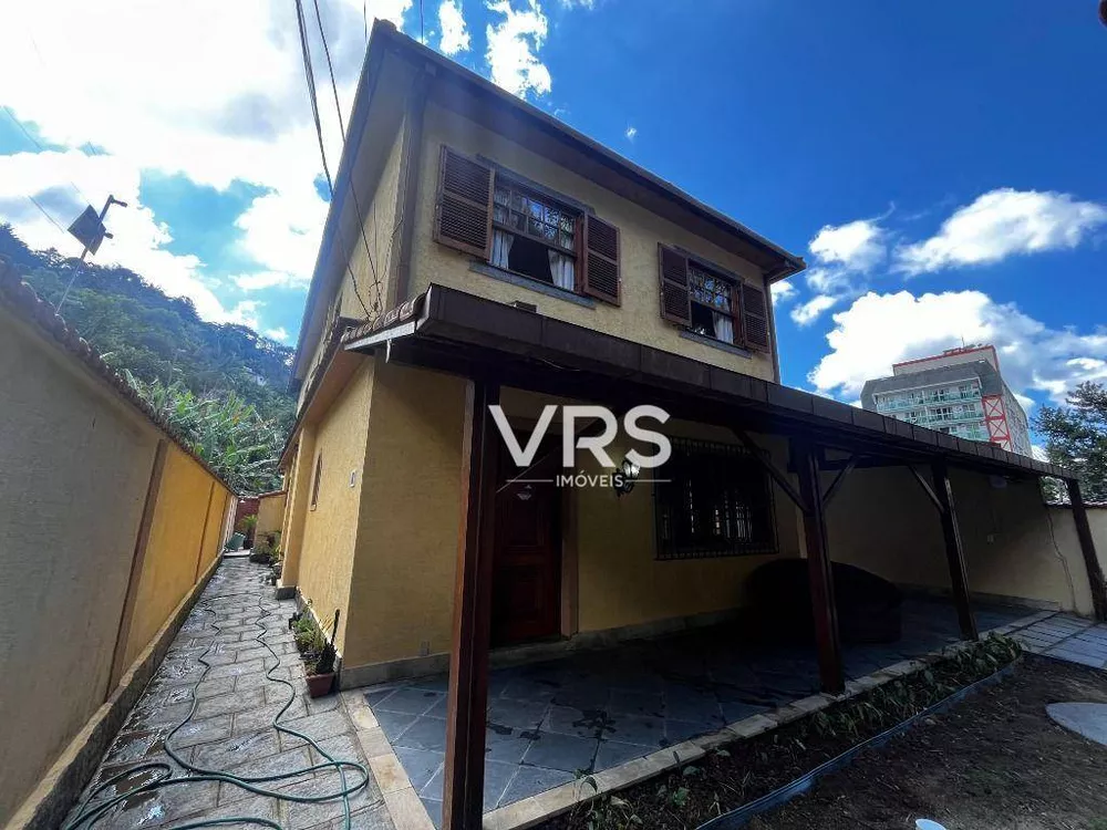 Casa à venda com 4 quartos, 255m² - Foto 2