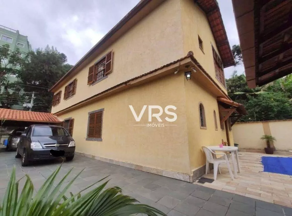 Casa à venda com 4 quartos, 255m² - Foto 1