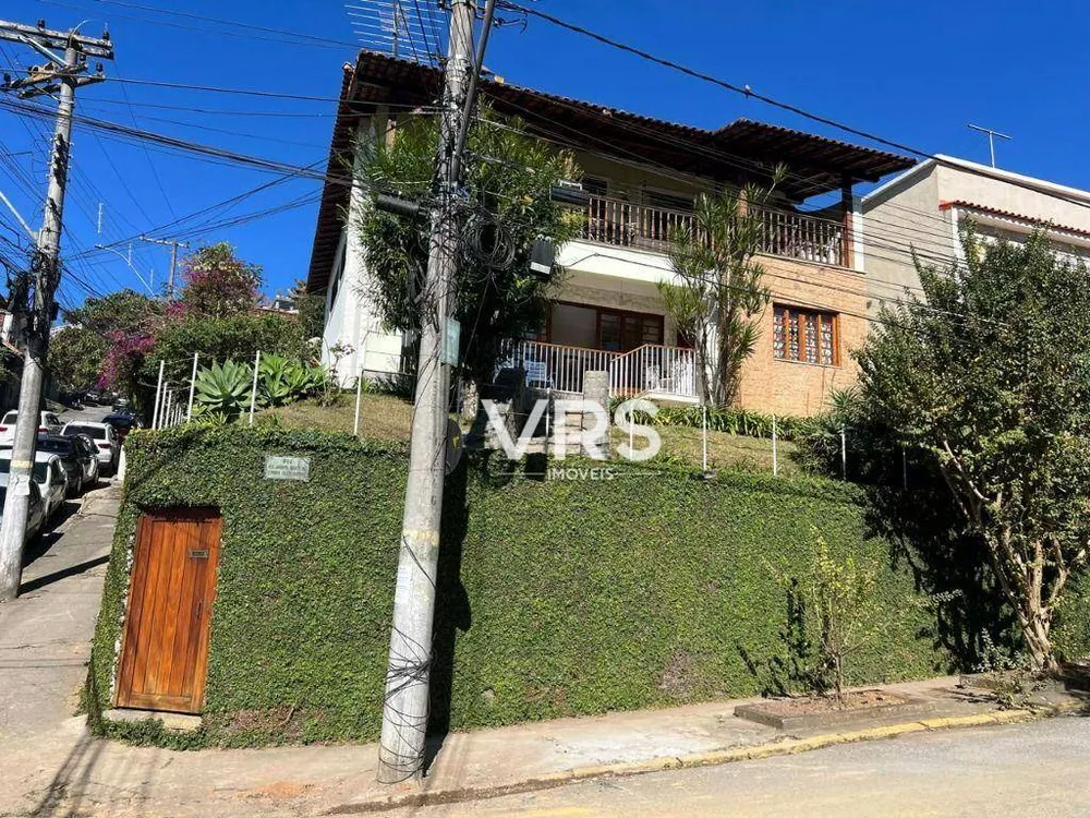 Casa à venda com 3 quartos, 288m² - Foto 1