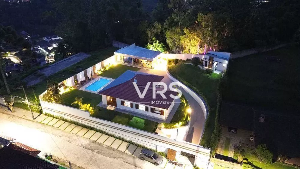 Casa à venda com 3 quartos, 300m² - Foto 1