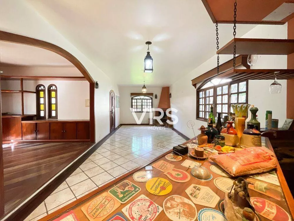 Casa, 6 quartos, 288 m² - Foto 1