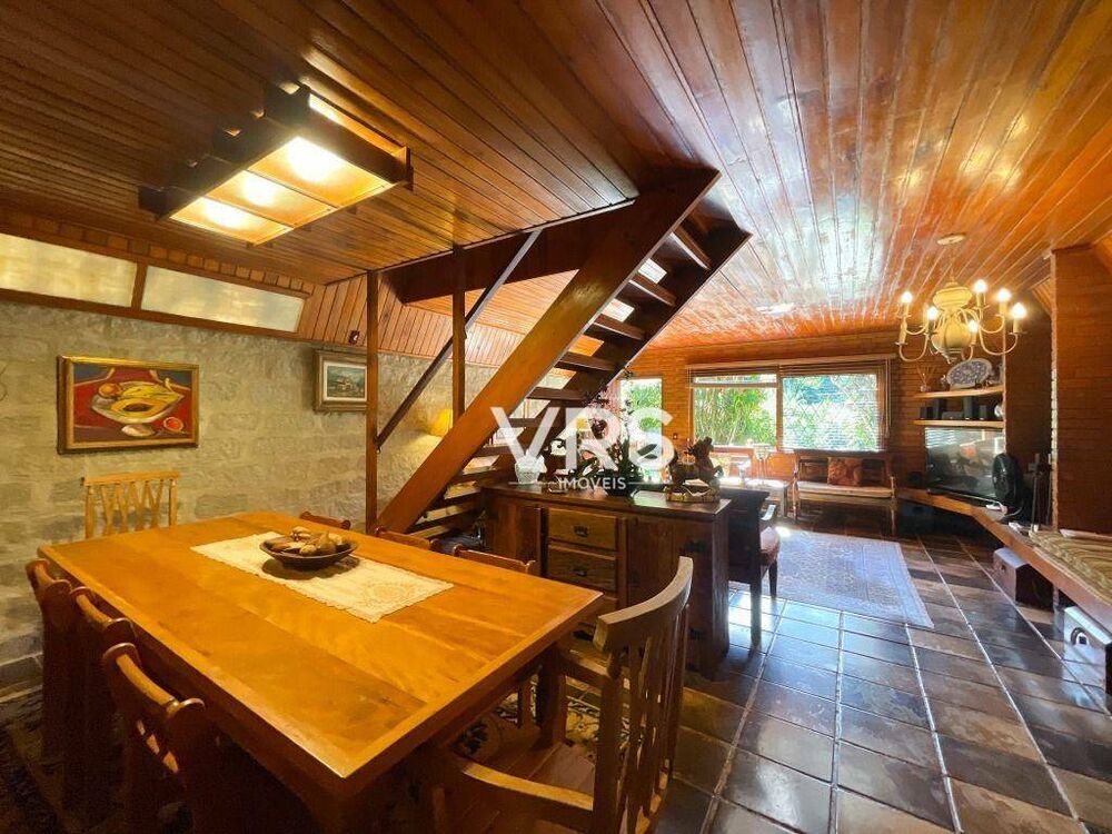 Casa à venda com 4 quartos, 227m² - Foto 2