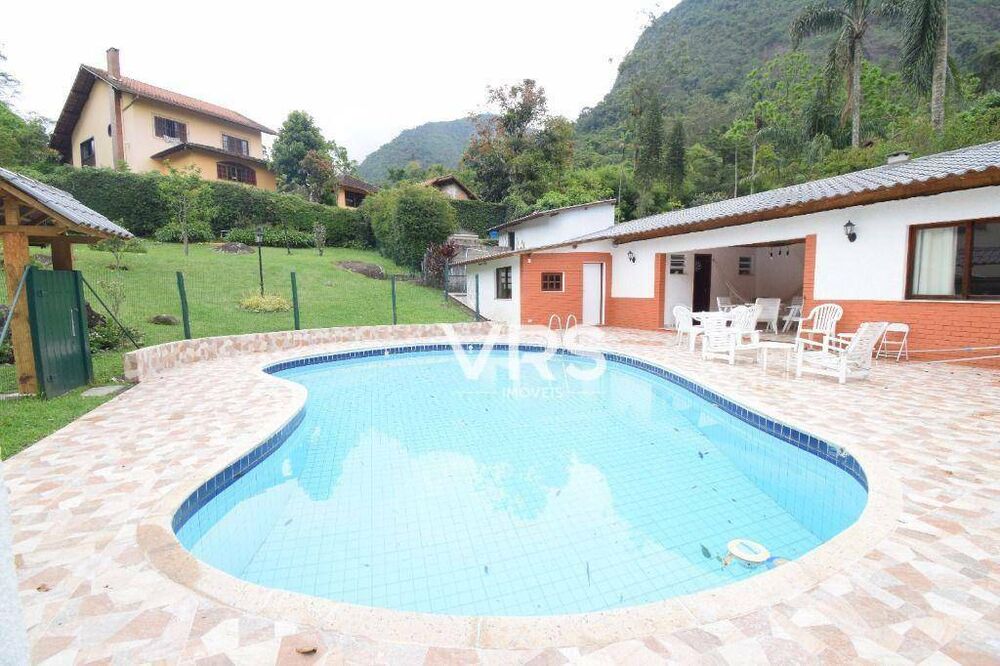 Casa à venda com 4 quartos, 266m² - Foto 1