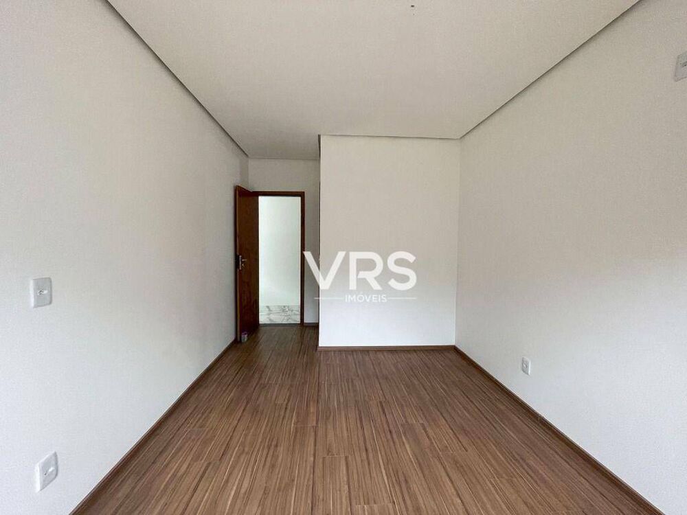 Casa à venda com 5 quartos, 216m² - Foto 4