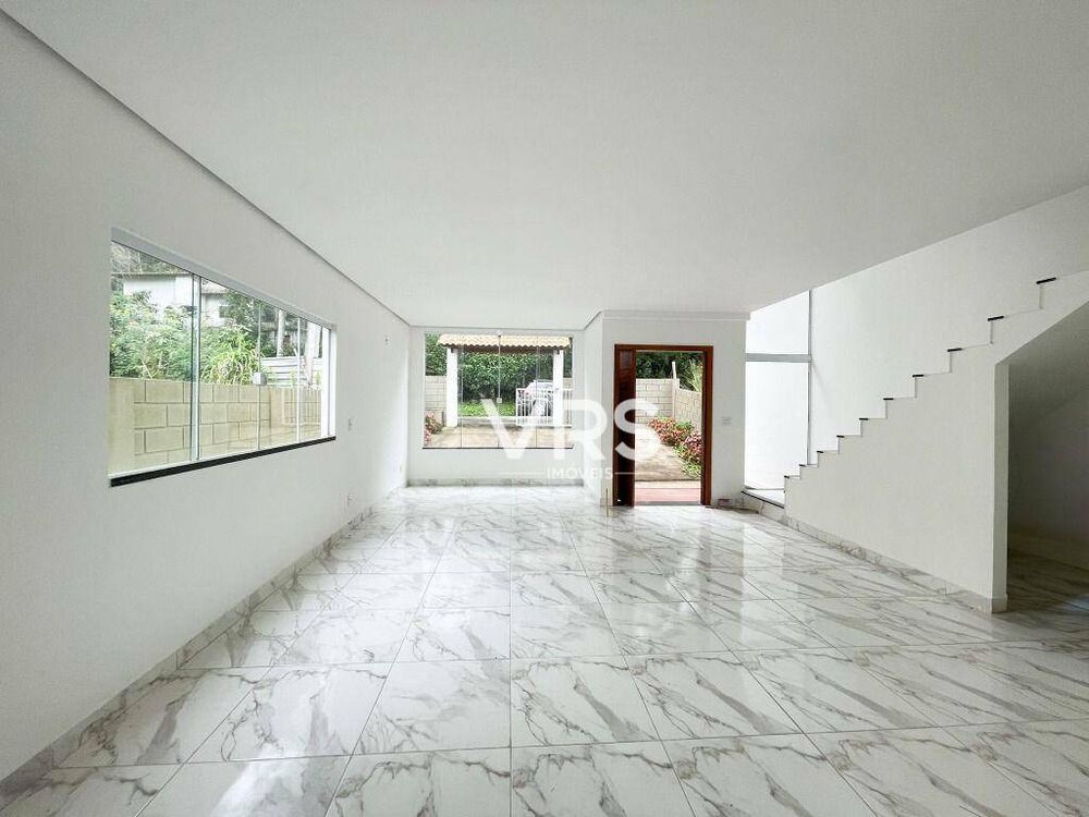 Casa à venda com 5 quartos, 216m² - Foto 1