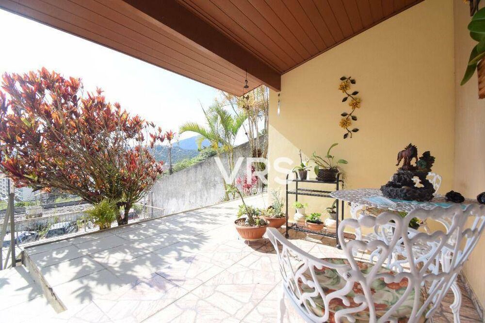 Casa, 5 quartos, 203 m² - Foto 1