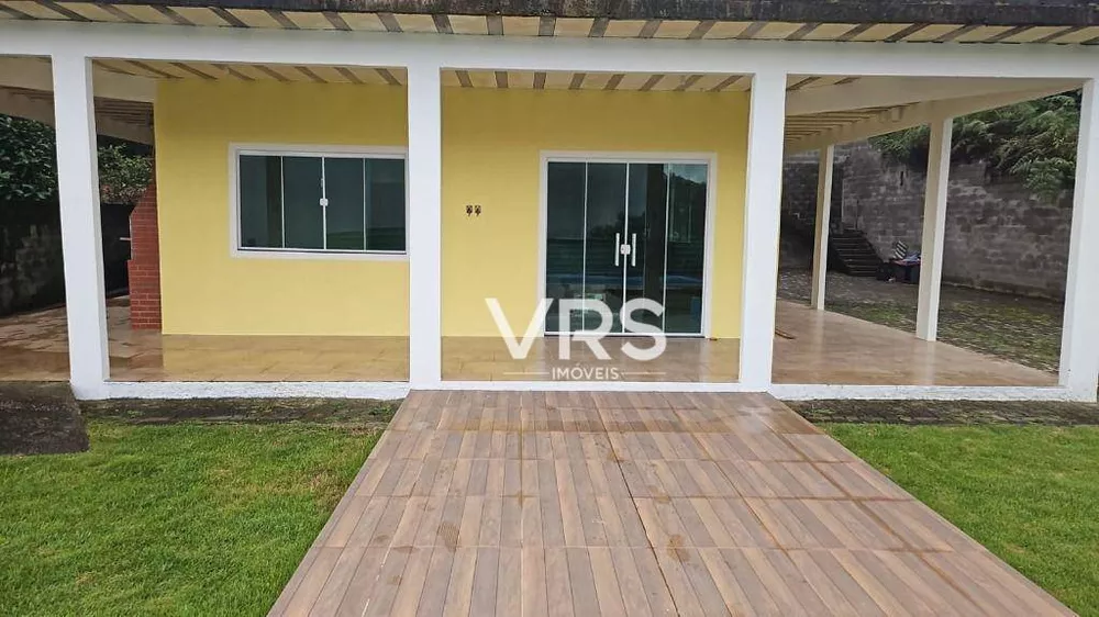 Casa à venda com 6 quartos, 220m² - Foto 1