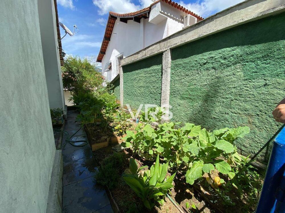 Casa à venda com 4 quartos, 388m² - Foto 1