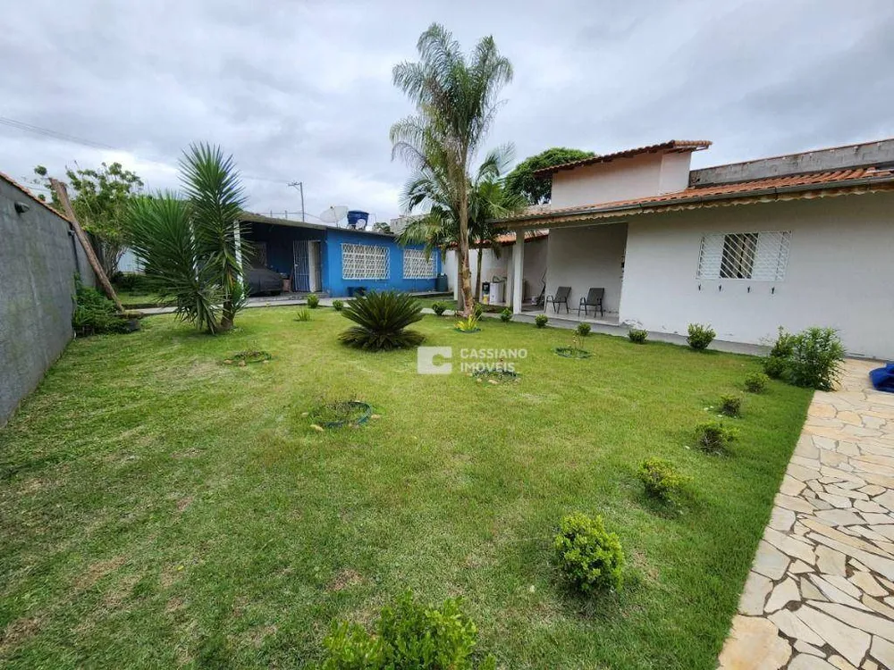 Chácara, 4 quartos, 2500 m² - Foto 1