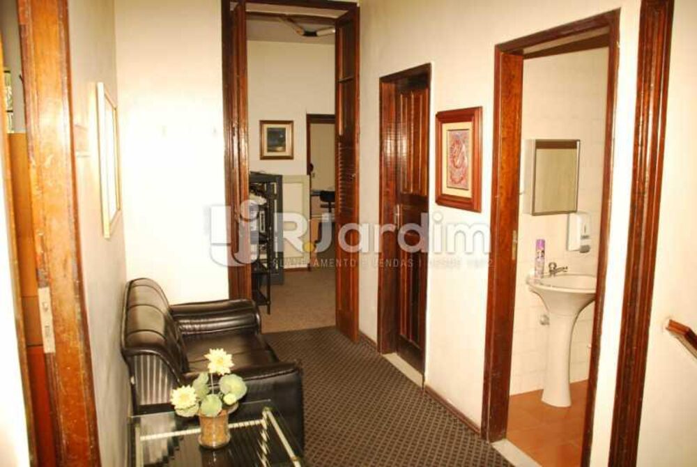 Casa Comercial à venda com 6 quartos, 302m² - Foto 2