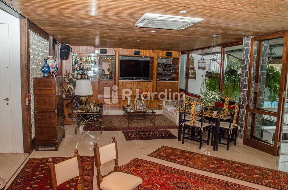 Casa à venda com 4 quartos, 556m² - Foto 1
