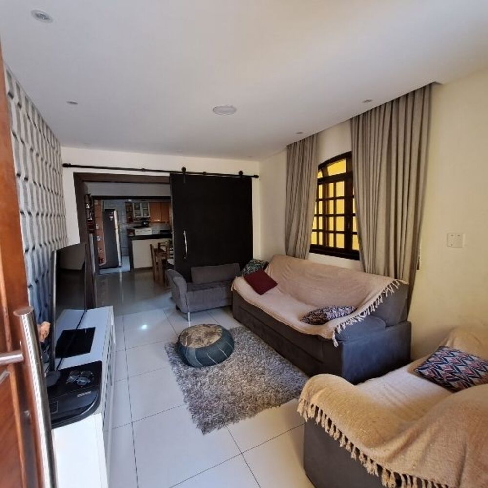 Casa à venda com 3 quartos, 145m² - Foto 1