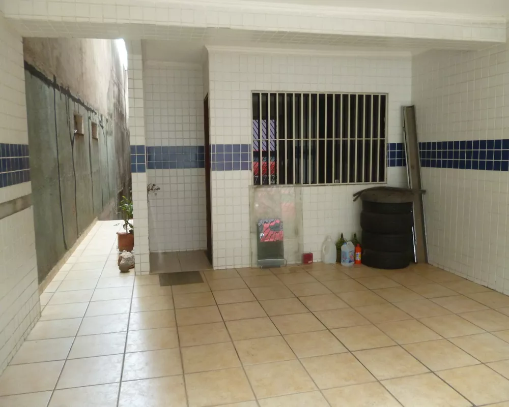 Casa à venda com 4 quartos, 200m² - Foto 2