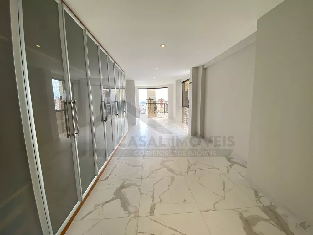 Cobertura à venda com 4 quartos, 650m² - Foto 1