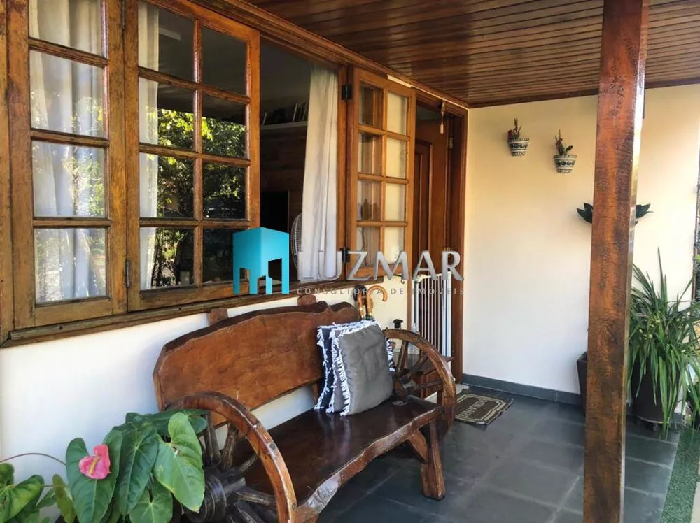 Casa à venda com 3 quartos, 157m² - Foto 1