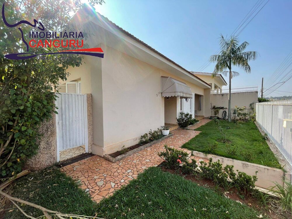 Casa à venda com 3 quartos, 217m² - Foto 1