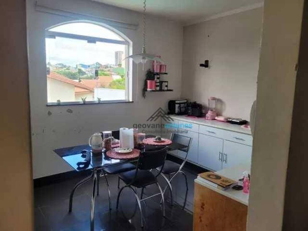 Casa à venda com 4 quartos, 200m² - Foto 2