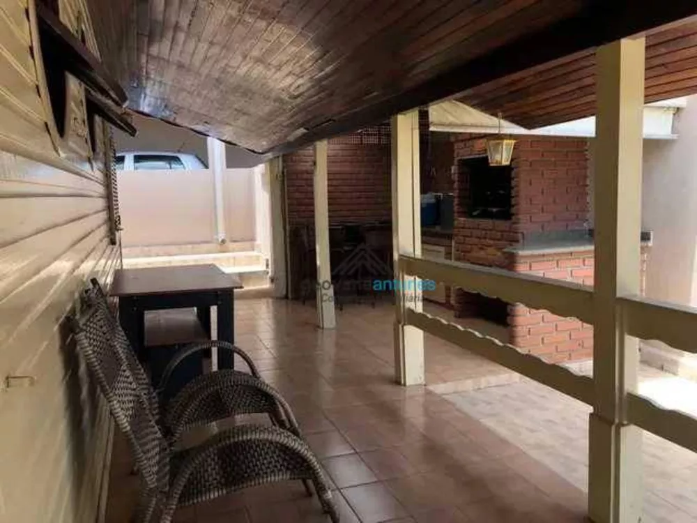 Casa à venda com 3 quartos, 300m² - Foto 1