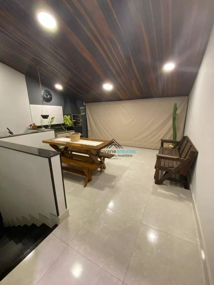 Casa à venda com 3 quartos, 164m² - Foto 1