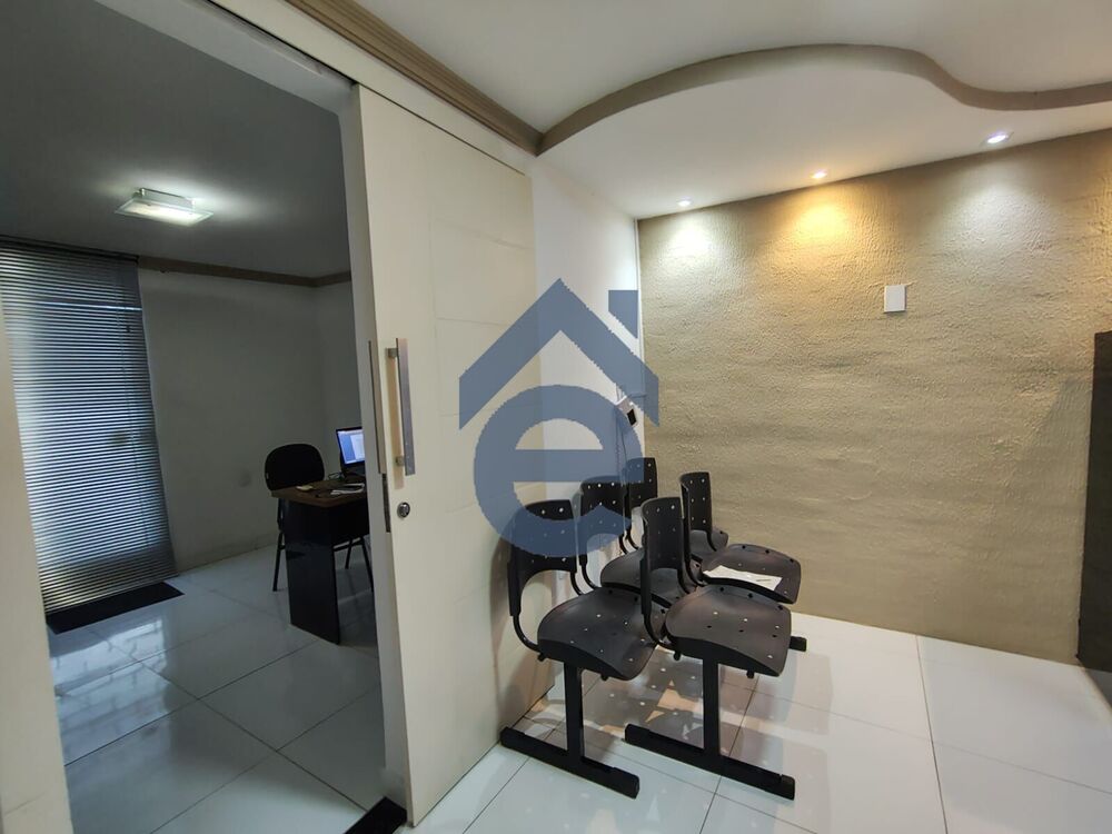 Casa à venda com 3 quartos, 278m² - Foto 1