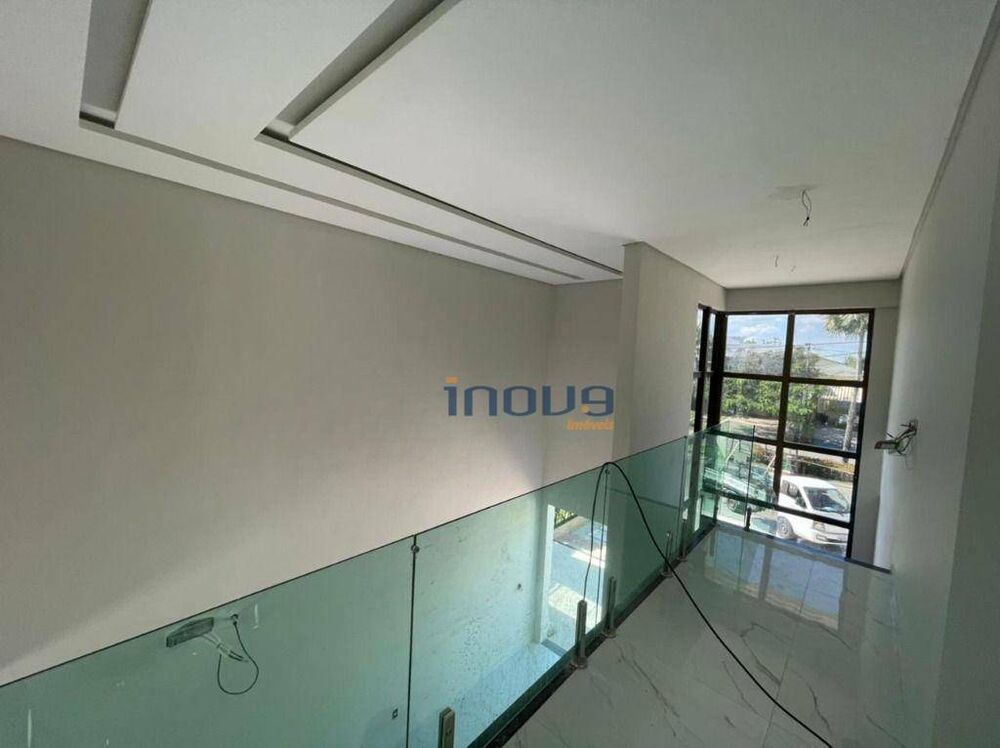 Casa de Condomínio à venda com 4 quartos, 240m² - Foto 1