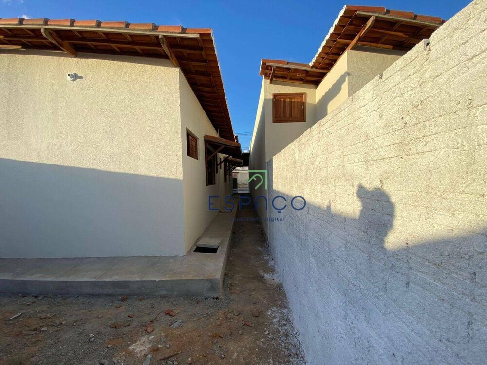 Casa à venda com 2 quartos, 60m² - Foto 4