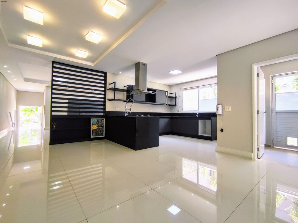 Casa para alugar com 4 quartos, 220m² - Foto 2