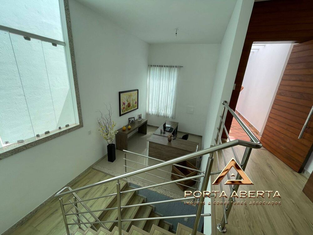 Casa à venda com 3 quartos, 258m² - Foto 1