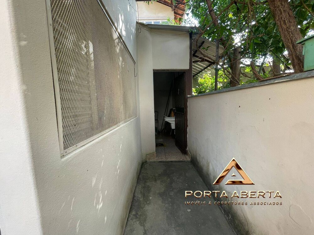 Casa à venda com 3 quartos, 250m² - Foto 2