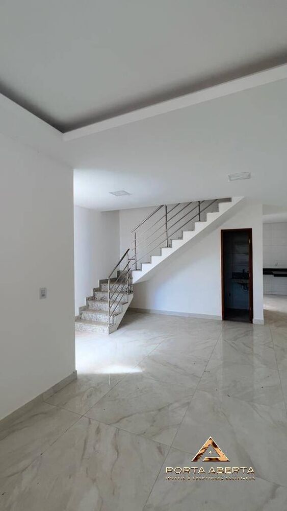 Casa à venda com 3 quartos, 86m² - Foto 1
