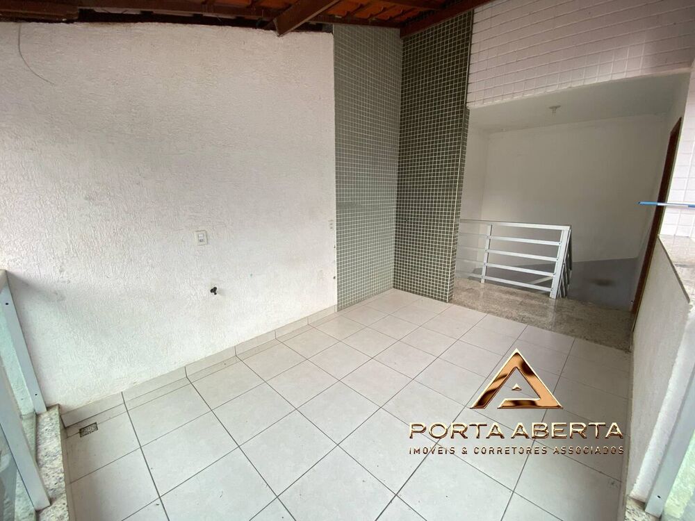 Casa à venda com 2 quartos, 100m² - Foto 2