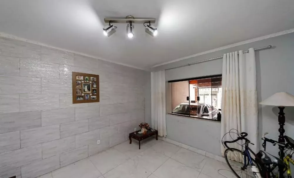 Casa à venda com 8 quartos, 200m² - Foto 1