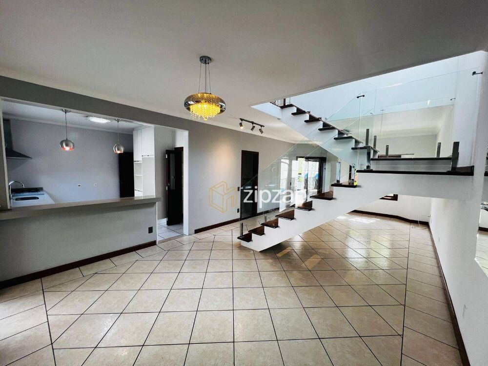 Casa para alugar com 5 quartos, 250m² - Foto 1
