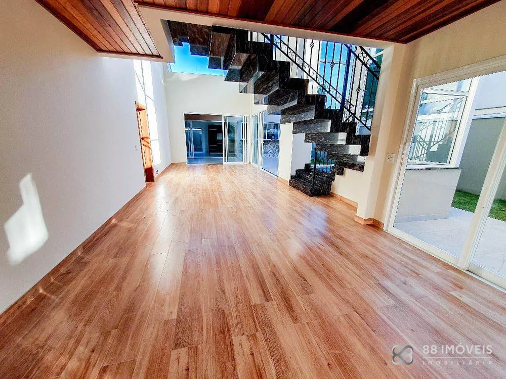 Casa de Condomínio para alugar com 6 quartos, 330m² - Foto 3