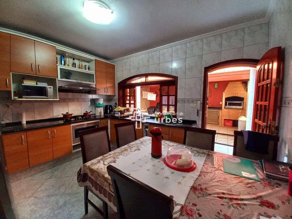 Casa, 3 quartos, 191 m² - Foto 2