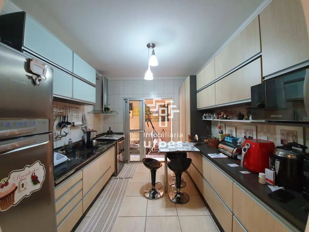 Casa, 4 quartos, 241 m² - Foto 1