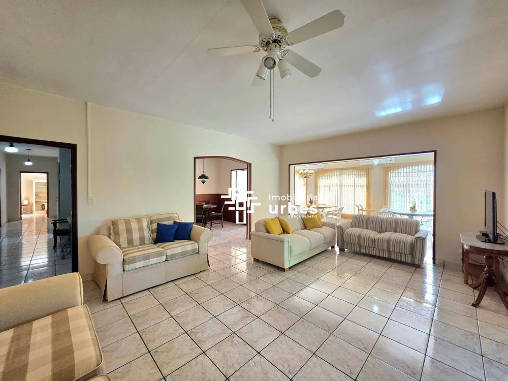 Chácara, 3 quartos, 2240 m² - Foto 1