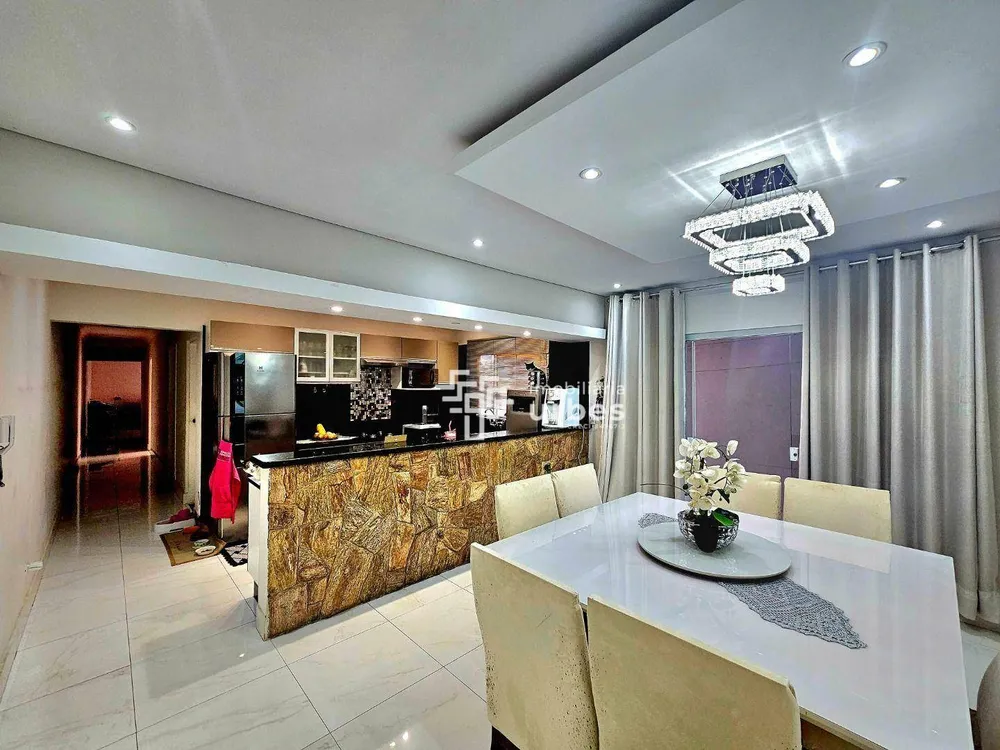 Casa, 3 quartos, 243 m² - Foto 2