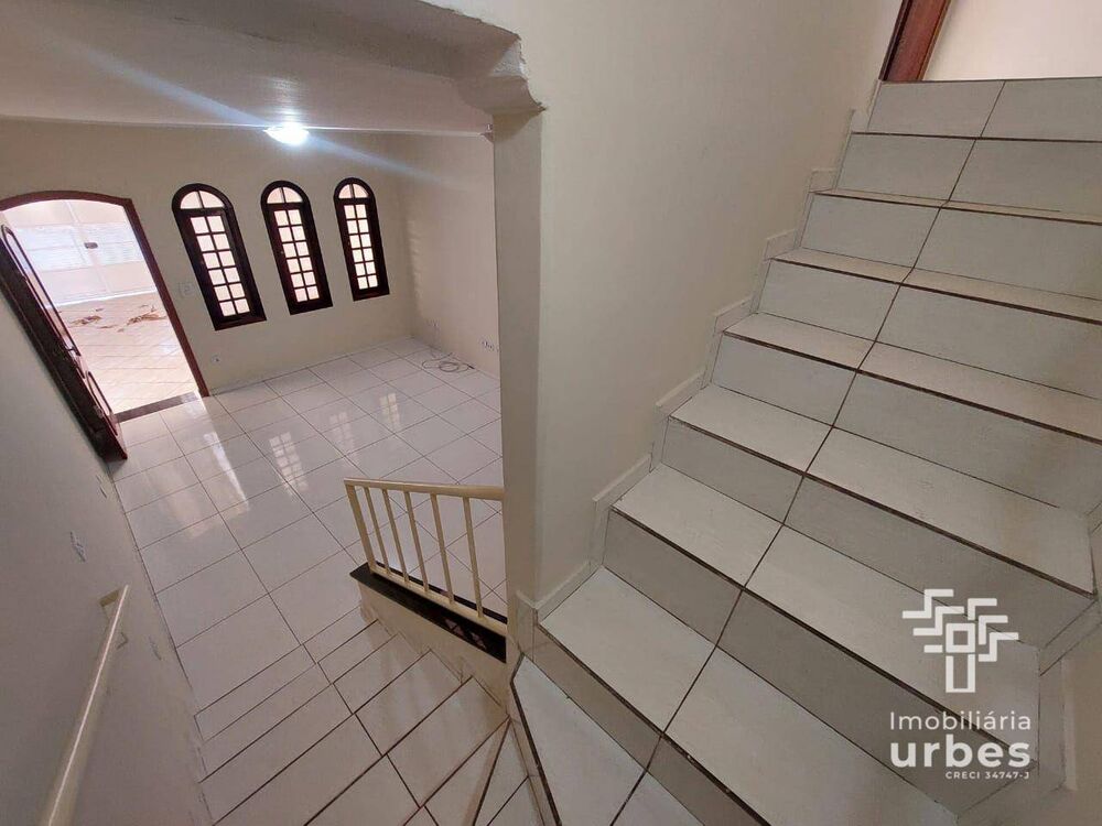 Casa à venda com 3 quartos, 174m² - Foto 1