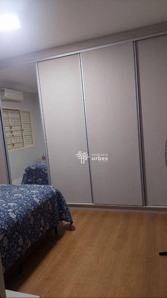 Casa à venda com 3 quartos, 204m² - Foto 1
