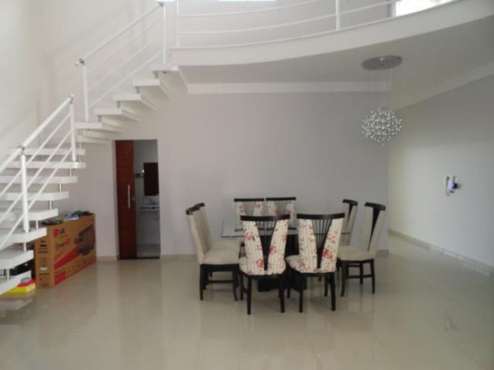 Casa à venda com 3 quartos, 300m² - Foto 2