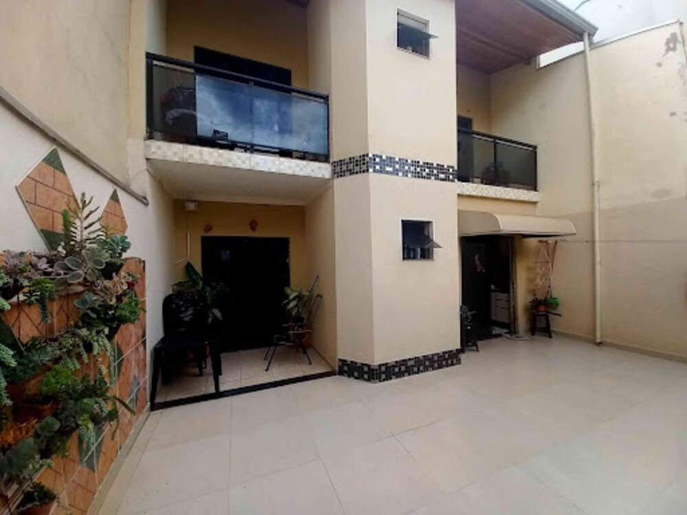 Casa à venda com 3 quartos, 167m² - Foto 1