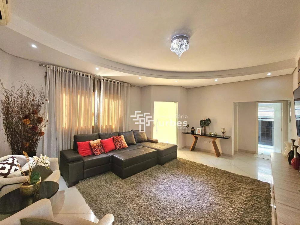 Casa à venda com 4 quartos, 360m² - Foto 1