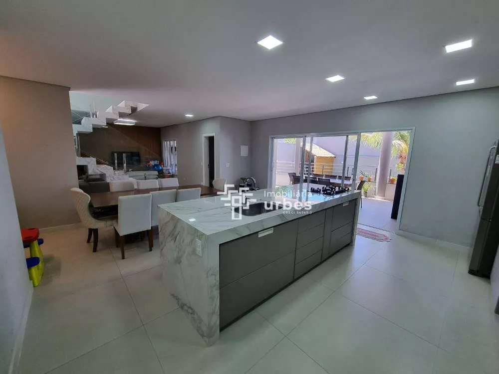 Casa à venda com 3 quartos, 240m² - Foto 1