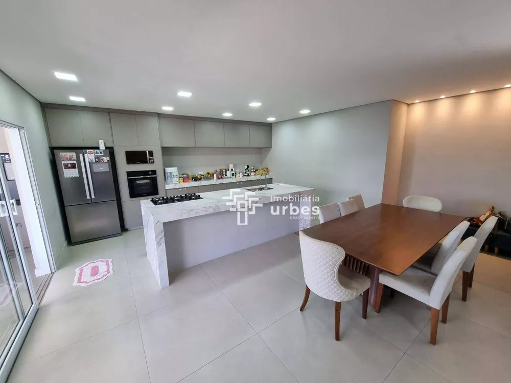 Casa à venda com 3 quartos, 240m² - Foto 2