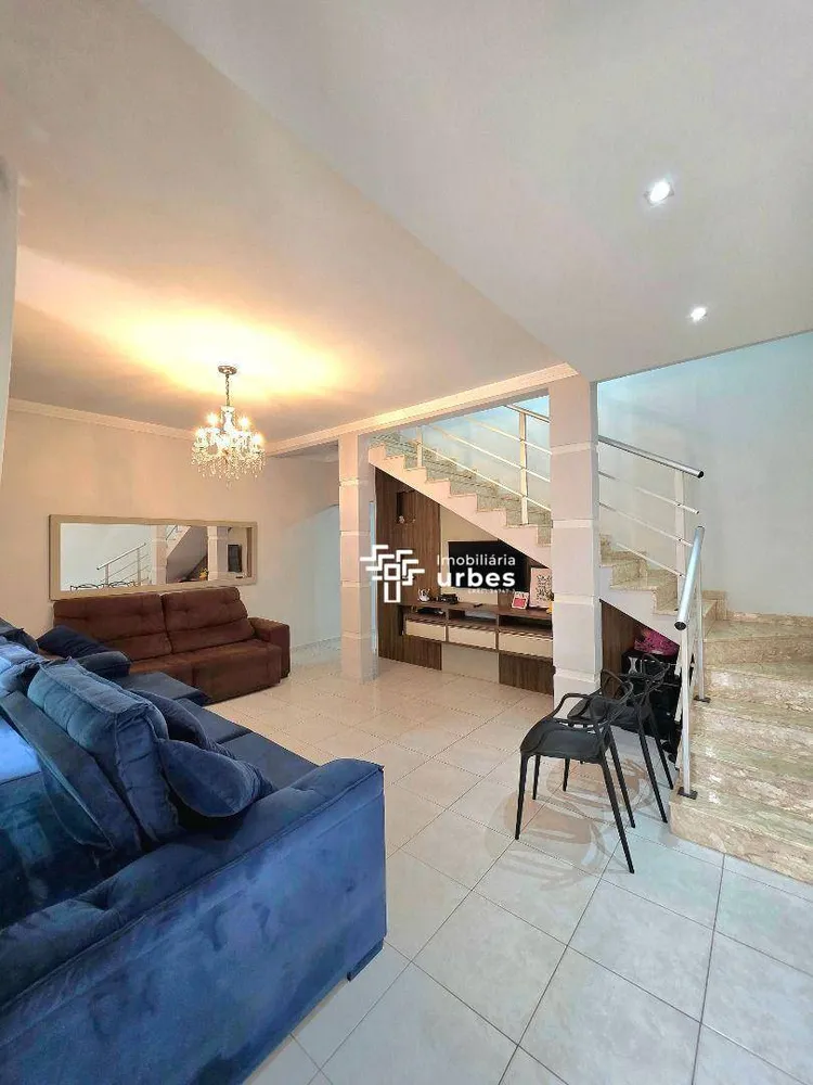 Casa, 4 quartos, 215 m² - Foto 1
