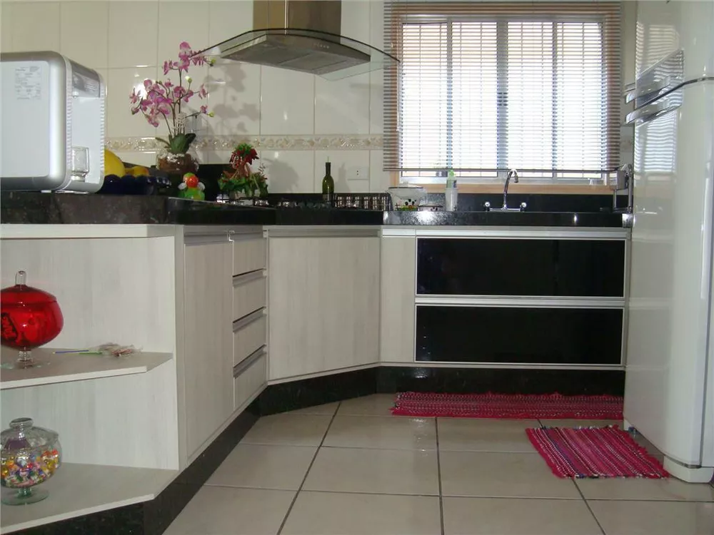 Casa à venda com 3 quartos, 241m² - Foto 4