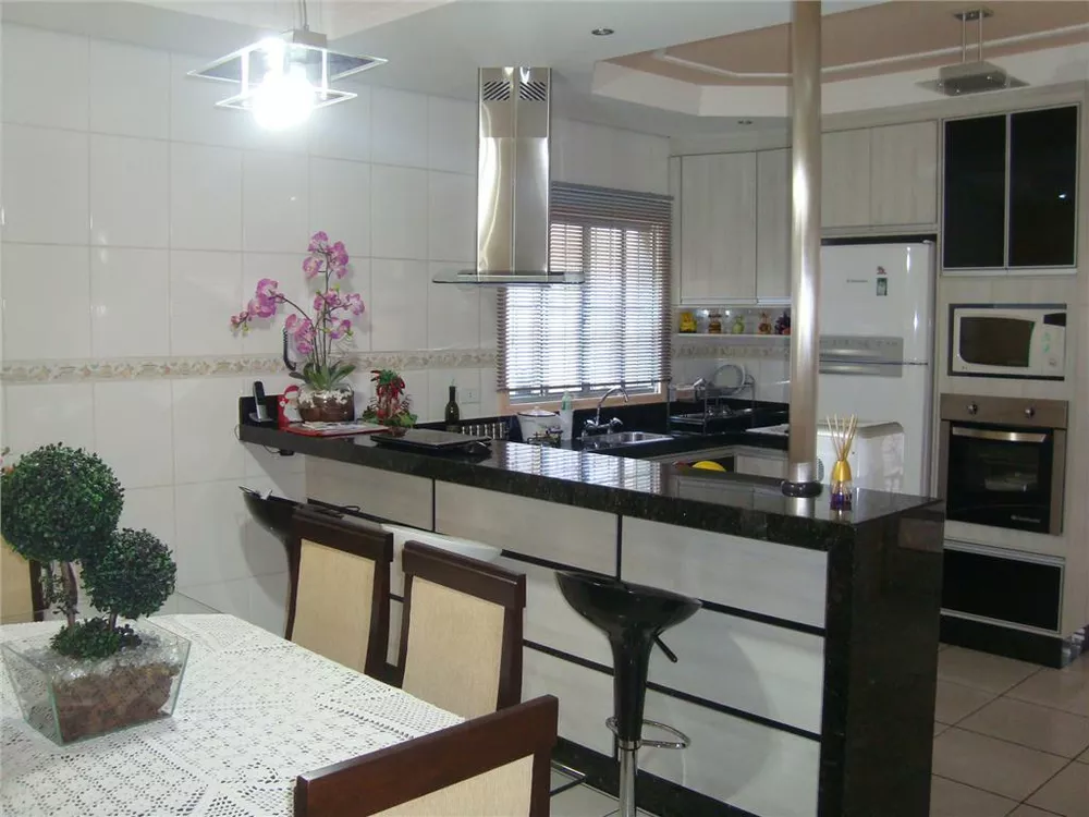 Casa à venda com 3 quartos, 241m² - Foto 3