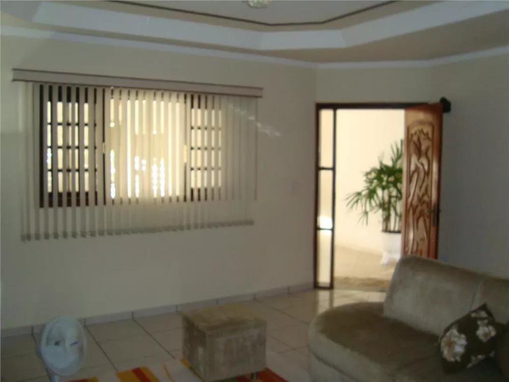 Casa à venda com 3 quartos, 241m² - Foto 1